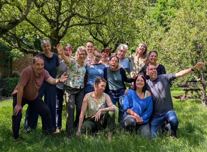 De deelnemers van de opleiding Focusing-Oriented Psychotherapy & Counseling (FOTC) zwaaien af